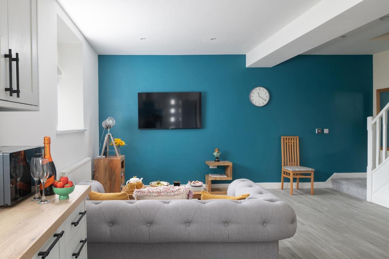 New Romantic, Dog Friendly Hideaway, Snowdon Views Holiday home Caernarfon