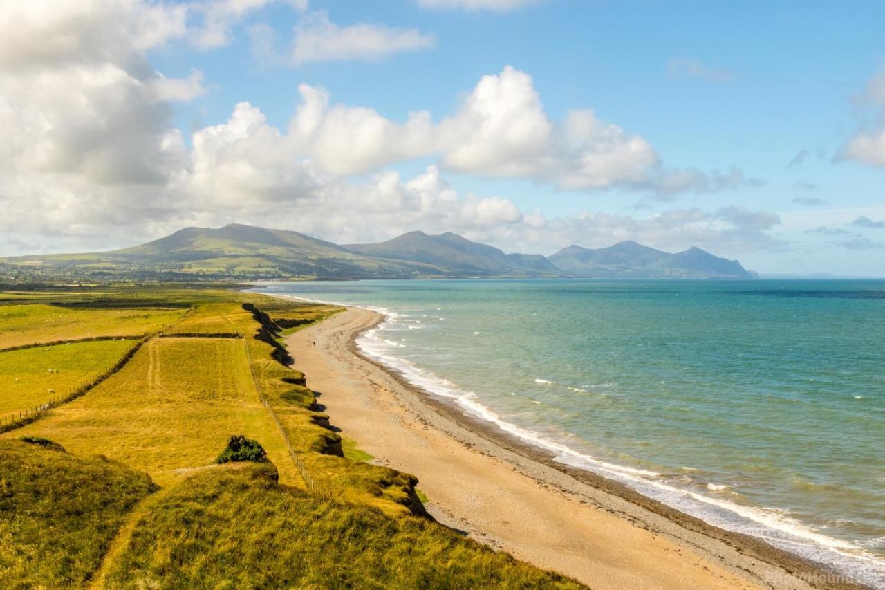 New Romantic, Dog Friendly Hideaway, Snowdon Views *