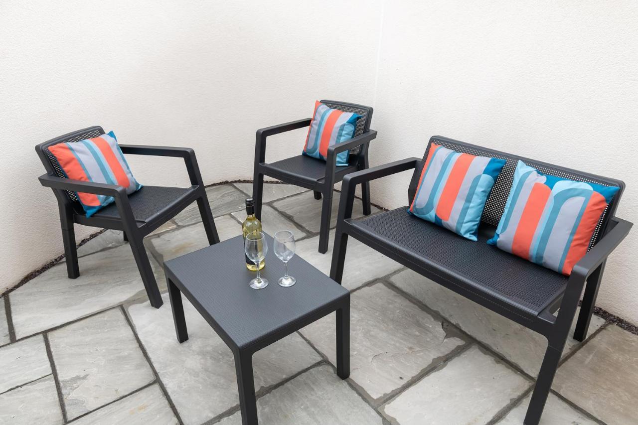 New Romantic, Dog Friendly Hideaway, Snowdon Views *